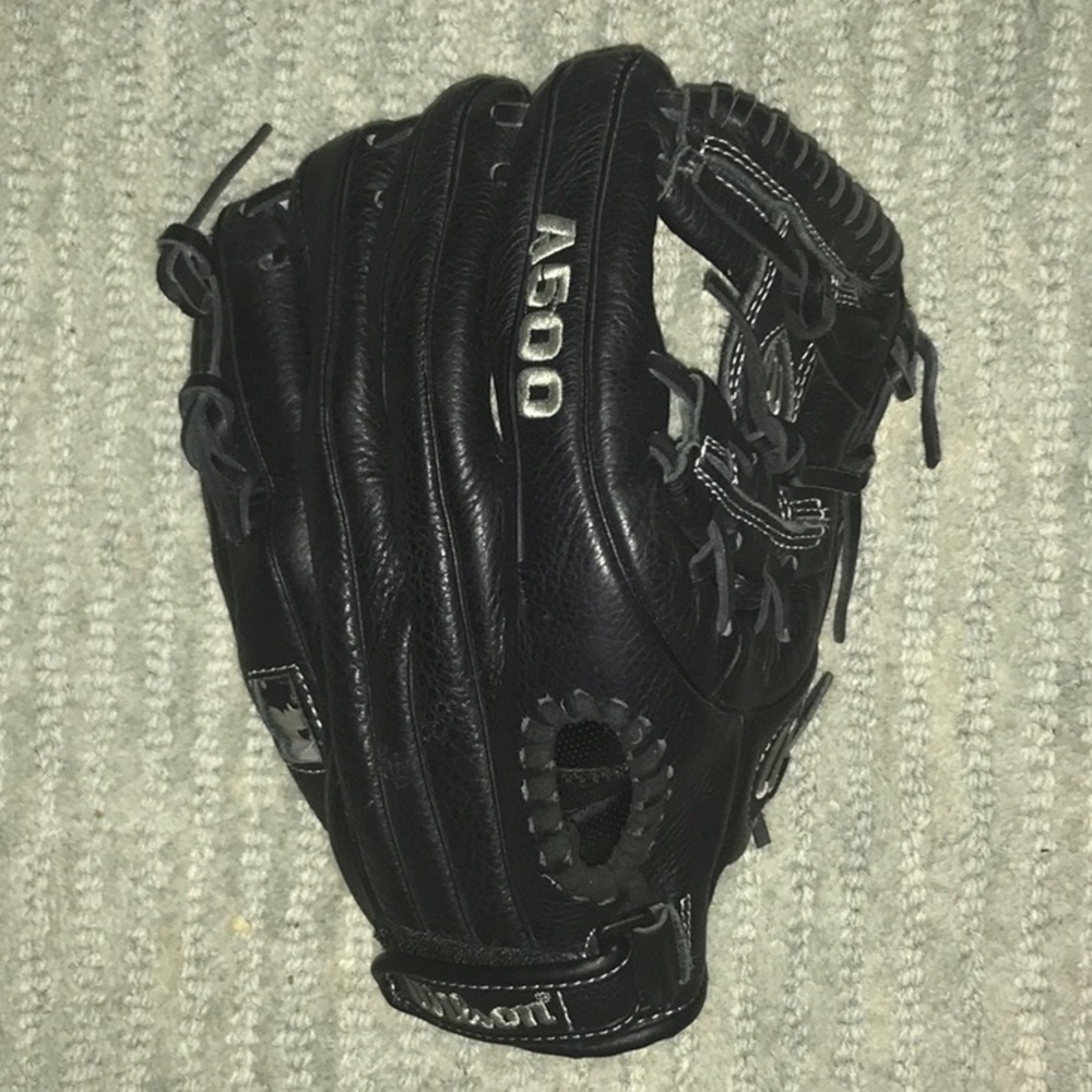 Wilson A500 Youth baseball mitt, black, right hand throw